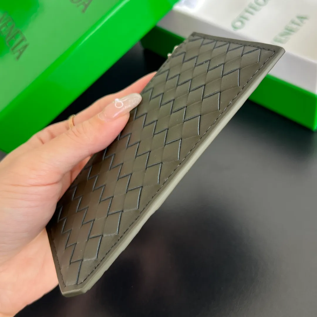 BV’s new 805827 vertical zipper card holder 🎈 The classic small woven work that I miss 0.7 is back. It’s really very design-friendly. The calfskin texture is high-end. It’s carefully designed with five card slots and a central compartment. You can also put cash in for daily use. You deserve to have such an thoughtful design. Size: 12*7*0.5 layers cm P540
